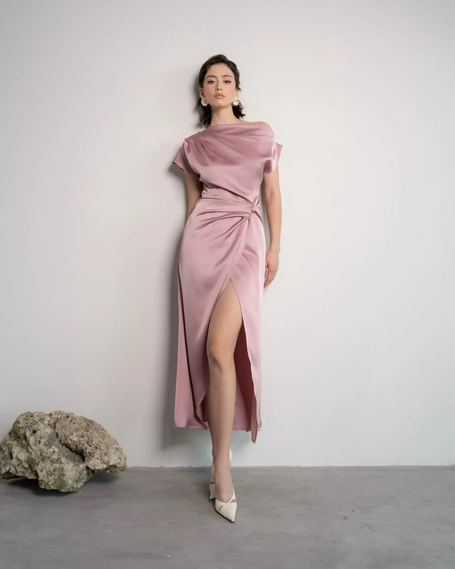 Rochie roz pudră din satin cu decolteu asimetric și nod lateral